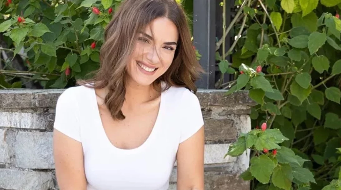 Η Βάσω Λασκαράκη με το ιδανικό χτένισμα για τους γάμους και τις βαφτίσεις του καλοκαιριού