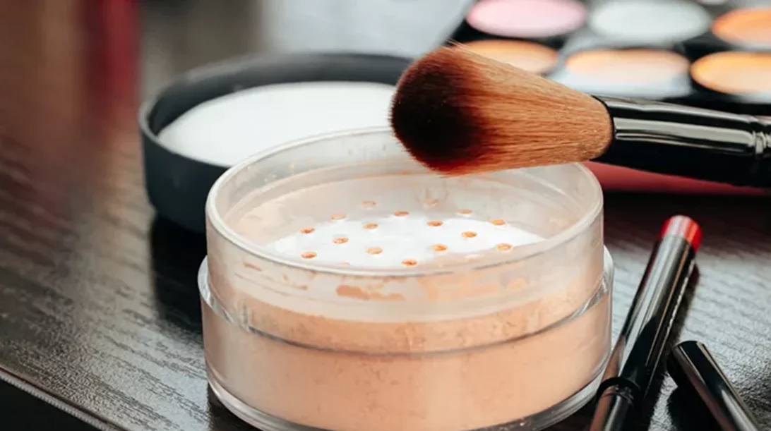 5 εναλλακτικοί τρόποι να χρησιμοποιήσεις την πούδρα προσώπου