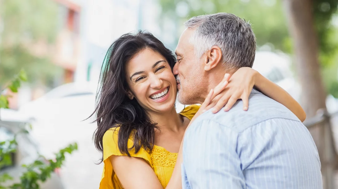 Γιατί οι μεγαλύτεροι άνδρες βγαίνουν με νεότερες γυναίκες;