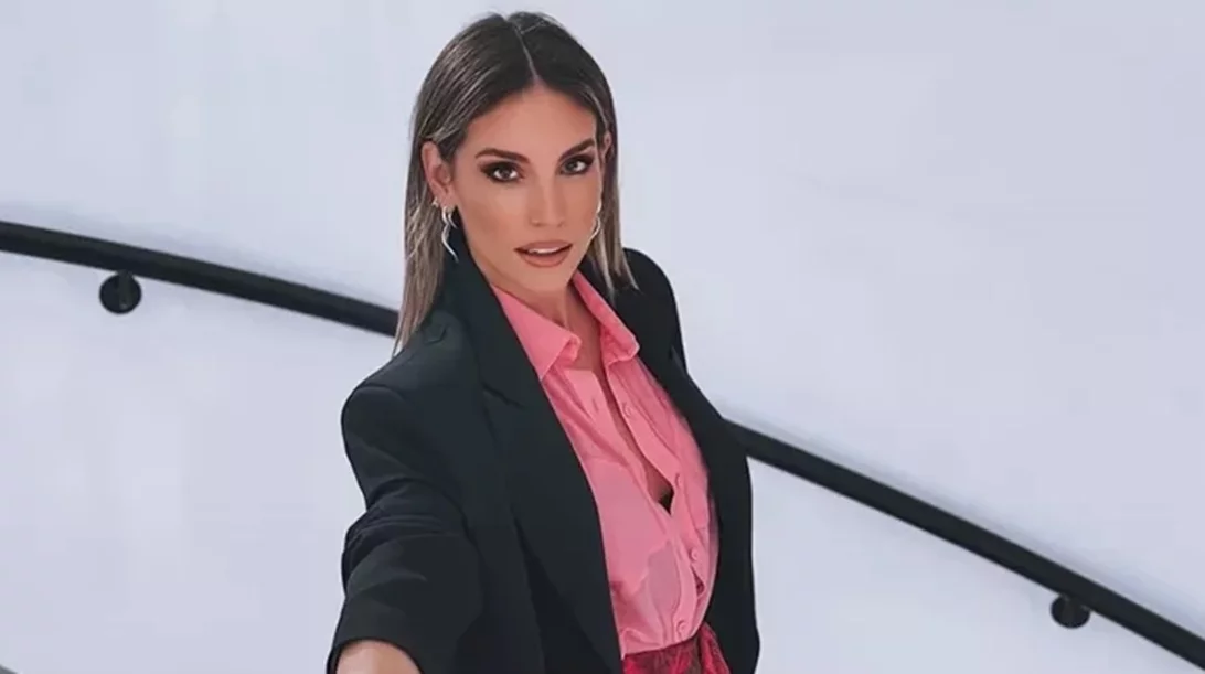 Ο πανεύκολος τρόπος για να πετύχεις μπούκλες με την πρέσα ισιώματος σύμφωνα με την Αθηνά Οικονομάκου