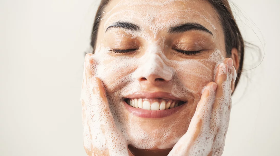 Διπλός καθαρισμός προσώπου: Τα 4 λάθη που κάνεις και σαμποτάρουν την επιδερμίδα σου