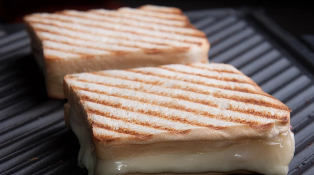 Τοστάκι για πρωινό: Παχαίνει, τελικά; Η απάντηση ενός διατροφολόγου!