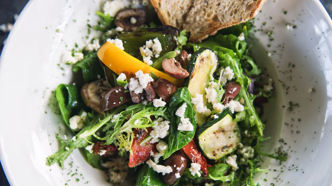 Πώς να φτιάξεις μια νόστιμη και υγιεινή σαλάτα; Τα 6 βασικά βήματα της διατροφολόγου