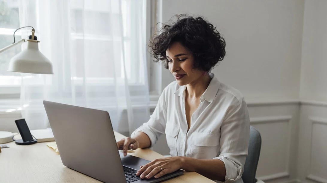 Πώς θα κάθεσαι σωστά στο γραφείο για να μην πονάει η πλάτη σου;