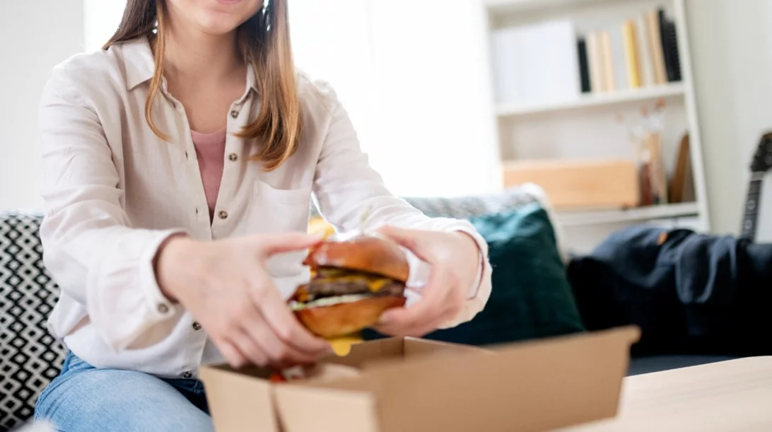 10 στρατηγικές για να ξεπεράσεις τον εθισμό στην επεισοδιακή υπερφαγία