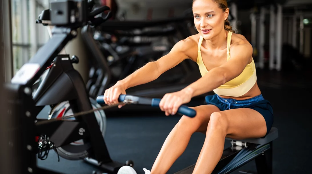Πρόγραμμα άσκησης: Κάψε 13 θερμίδες το λεπτό στο κωπηλατικό, γιατί μπορείς!
