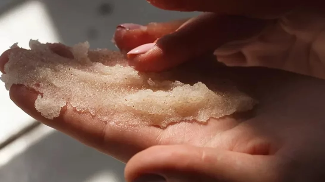 5 scrubs σώματος με λαχταριστά αρώματα που θα σε ενθουσιάσουν