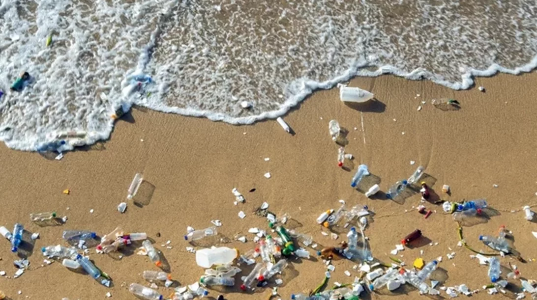 "Σαν χωματερή": Η πιο βρώμικη παραλία στην Ελλάδα, σύμφωνα με τη WWF