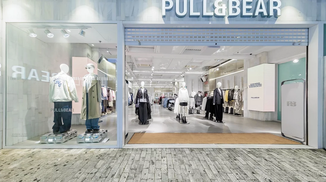 Η Pull&Bear επαναλειτουργεί το flagship κατάστημά της στην Αθήνα