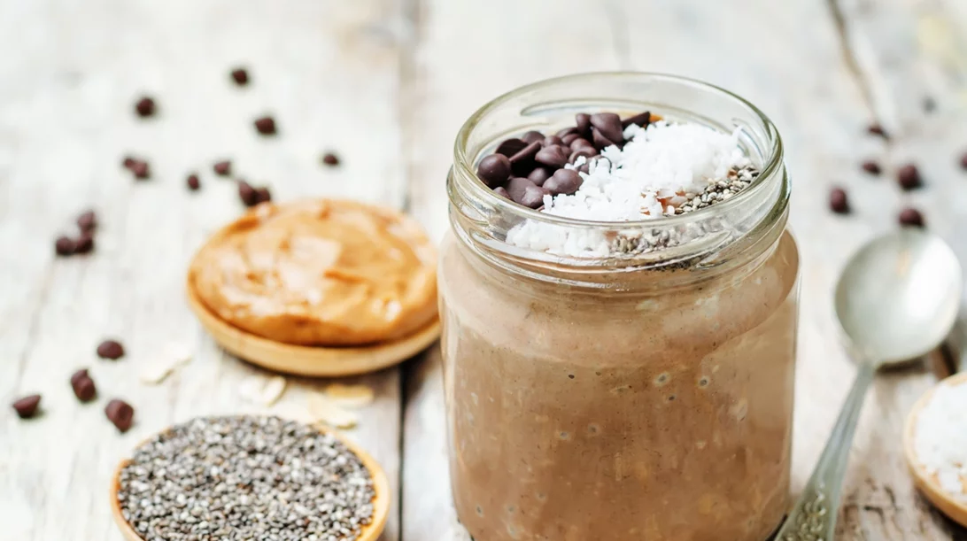 Συνταγή για βρώμη με φυστικοβούτυρο και γιαούρτι σαν μπισκοτένιο γλυκό