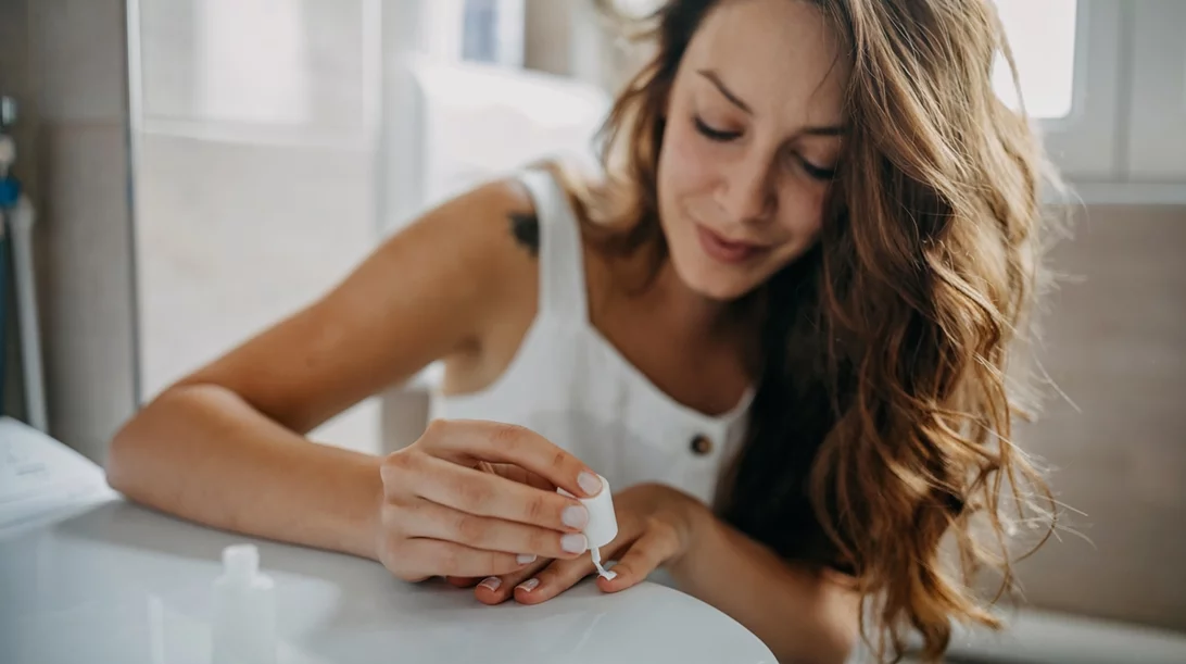 Βερνίκι νυχιών που φεύγει δύσκολα; Το hack για να το αφαιρέσεις σωστά