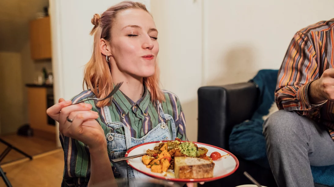 Οι 6 χειρότερες διατροφικές συνήθειες που επηρεάζουν τη λειτουργία του εγκεφάλου