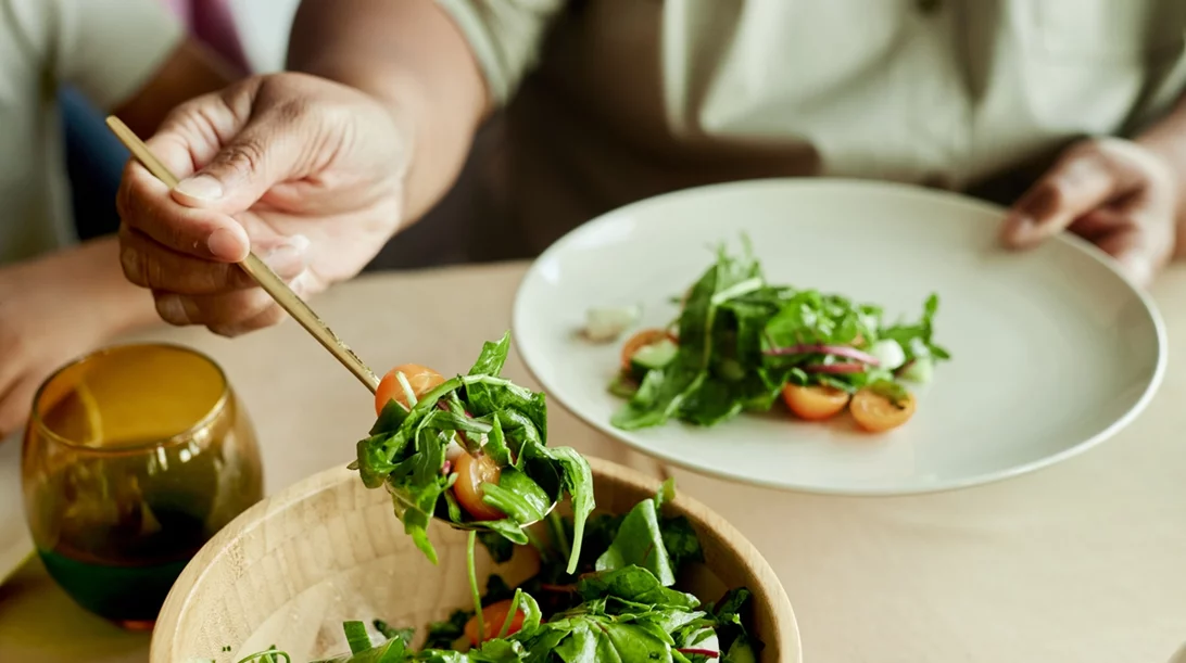 Οι 5+1 τροφές που πρέπει να τρώμε περισσότερο μετά τα 60, σύμφωνα με τους διατροφολόγους