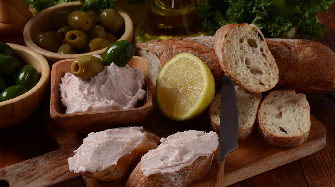 Ταραμάς: Λευκός ή κόκκινος; Πόσες θερμίδες έχει και ποια είναι τα οφέλη του;