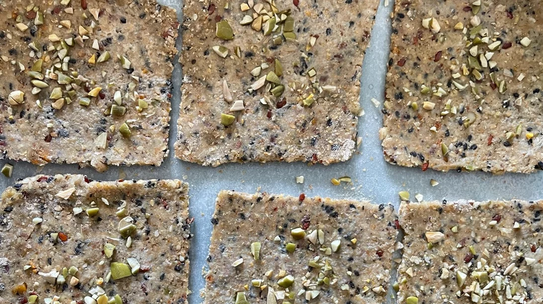 Σπιτικά κράκερς: Η συνταγή με βρώμη, ρίγανη και λιαστή ντομάτα