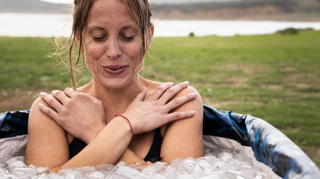 Είναι ευεργετική η βύθιση σε νερό με πάγο; Ειδικοί εξηγούν τα πλεονεκτήματα και τα μειονεκτήματα