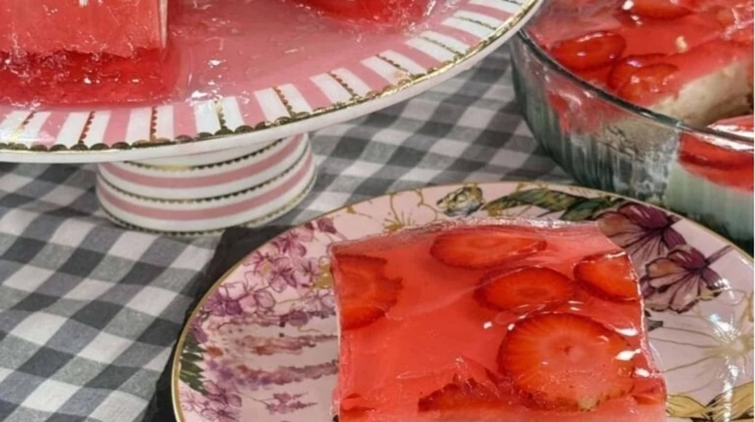 Μαμαδίστικο γλυκό ψυγείου με ζελέ και μπισκότα - Τοπ καλοκαιρινό επιδόρπιο