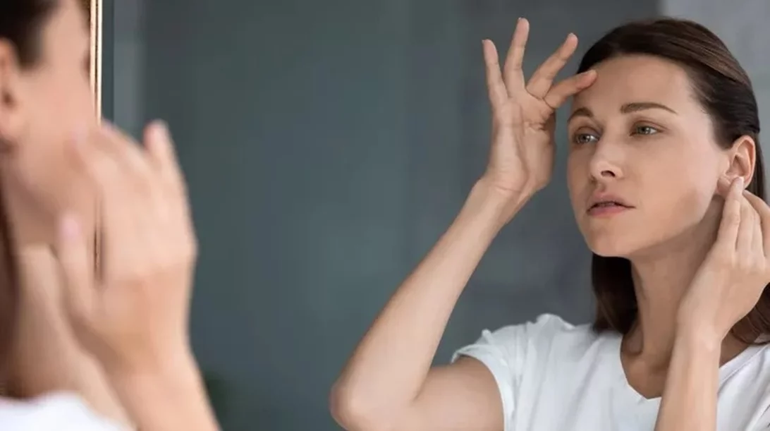 4 λάθη στο μακιγιάζ που "δημιουργούν" ρυτίδες γύρω από το στόμα