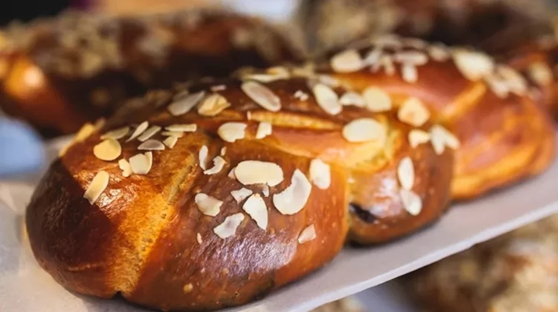 Τσουρέκια χωρίς ζύμωμα και χωρίς μίξερ - Για να μοσχοβολήσει το σπίτι πριν από το Πάσχα