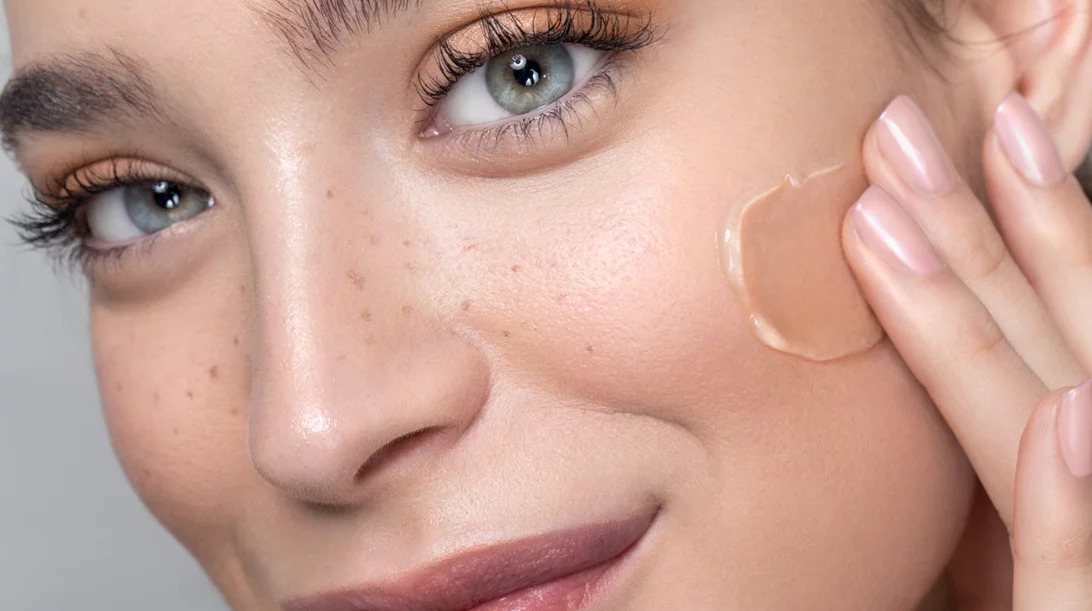 Σπυράκια, ορατοί πόροι, ερυθρότητα: Πώς θα τα καλύψεις πλήρως κάνοντας το foundation να δείχνει αόρατο