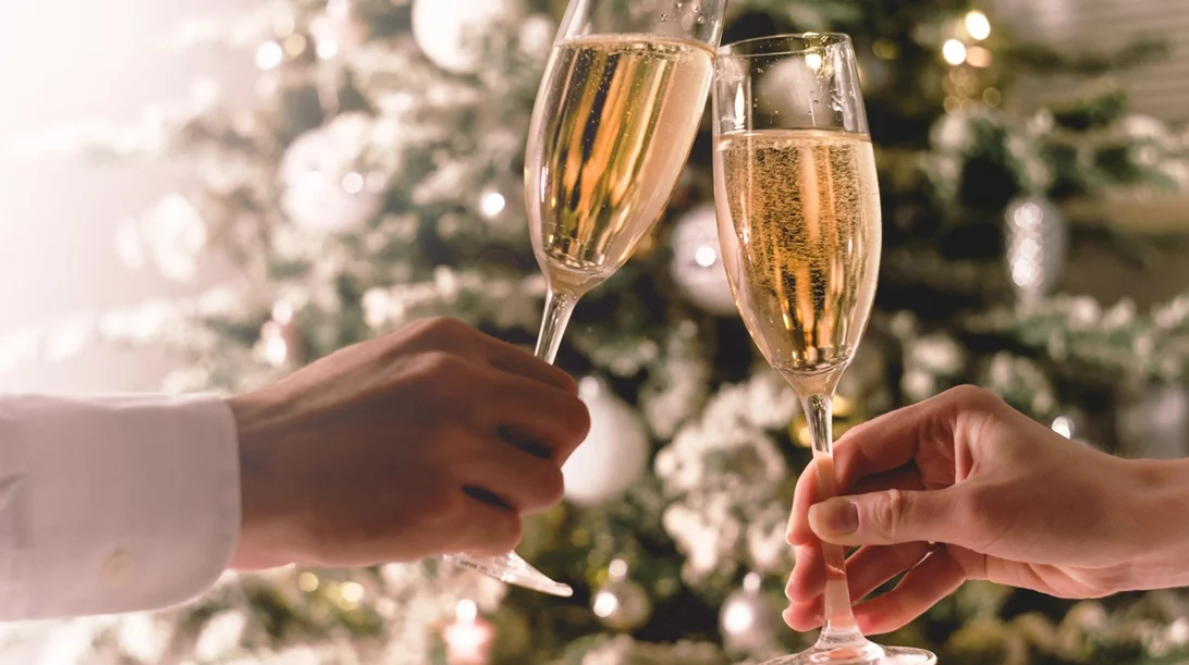 Γιορτές και αλκοόλ: Συμβουλές για να μην το παρακάνεις με το ποτό