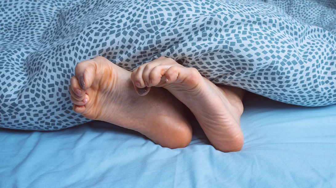 Ο ύπνος σου διακόπτεται από νυχτερινές κράμπες στα πόδια; 3 άγνωστες αιτίες