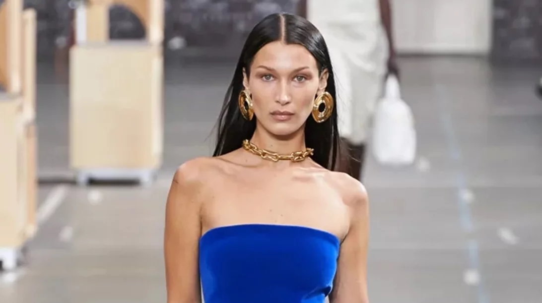 Ποια κλάμερ; Η Bella Hadid φόρεσε το νέο it αξεσουάρ μαλλιών που λύνει τα χέρια στο καθημερινό styling