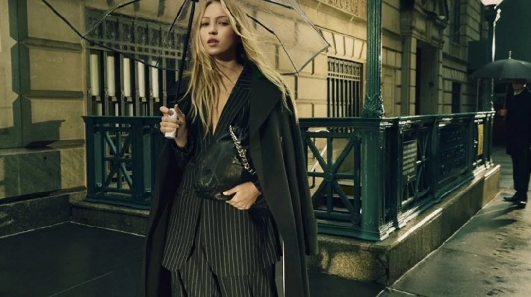 H 22χρονη Lila Moss σε ταξιδεύει στη Νέα Υόρκη με τη νέα συλλογή DKNY