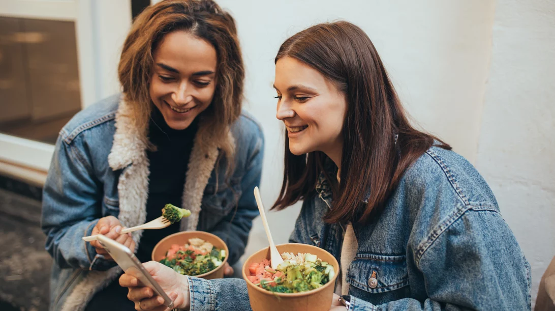 Νέα έρευνα εξηγεί γιατί προτιμούμε τα υγιεινά σνακ μπροστά σε ξένους