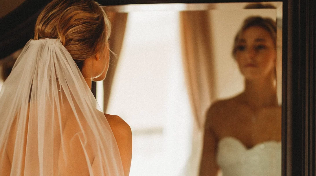 10 μίνιμαλ updos που θα σε αναδείξουν στην πιο κομψή νύφη της δεκαετίας