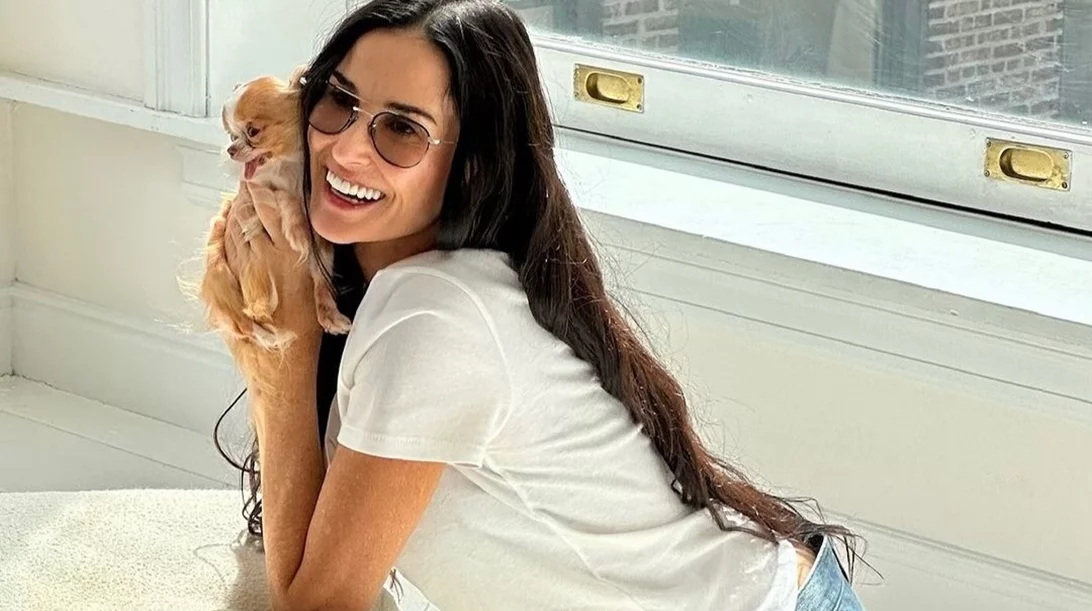 Η Demi Moore αποκάλυψε πώς διατηρεί τόσο πλούσια και μακριά τα μαλλιά της μετά τα 60