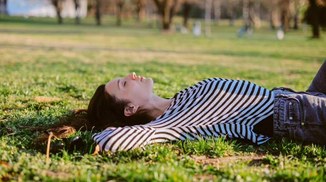 Βόλτες στο πάρκο: Δες πώς να εξαφανίσεις τους λεκέδες από γρασίδι πανεύκολα