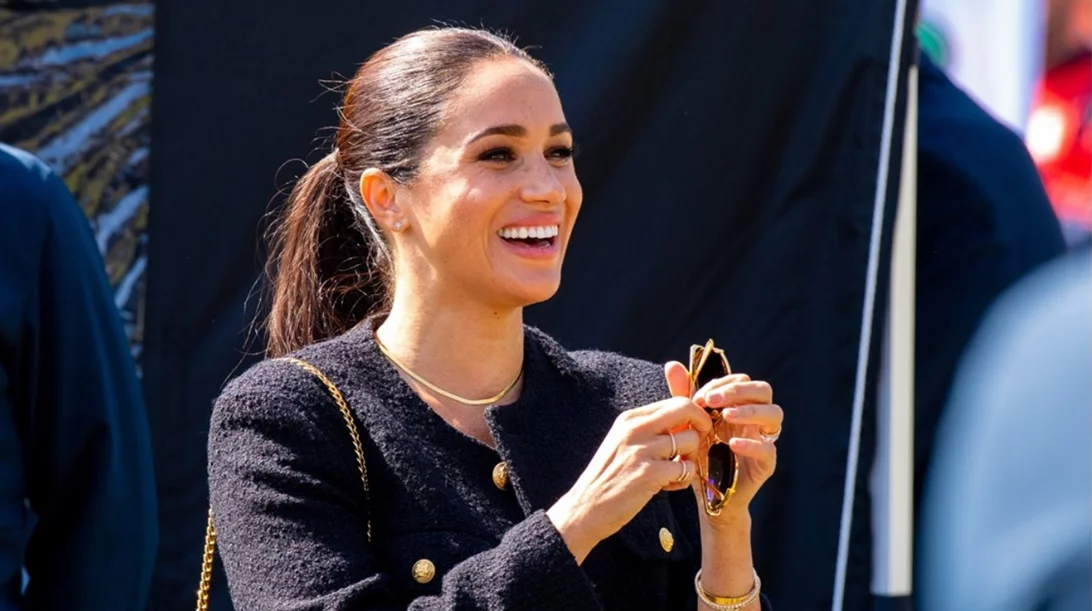 Πώς τιθασεύσει το φριζάρισμα στα μαλλιά η Meghan Markle;