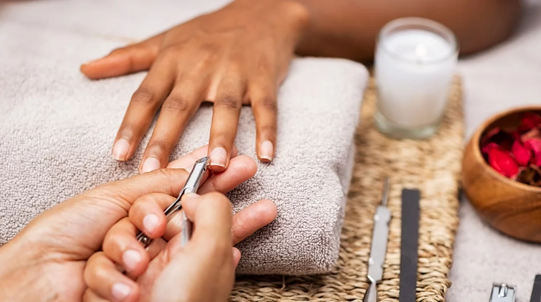 "Γιατί χαλάει τόσο γρήγορα το μανικιούρ μου;" Ο απρόσμενος λόγος για τον οποίο δεν έχει διάρκεια το (απλό) βερνίκι
