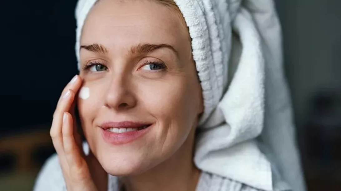 Αυτές είναι οι καλύτερες αντιγηραντικές κρέμες προσώπου που λατρεύουν οι γυναίκες άνω των 40
