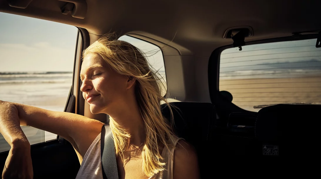 Μπορείς να καείς από τον ήλιο μέσα στο αμάξι ή το σπίτι; Πότε χρειάζεσαι αντηλιακό;