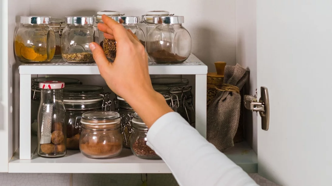 8 τρόφιμα που δεν πρέπει να βάζεις στο ντουλάπι - Tips για μακρά διατήρηση