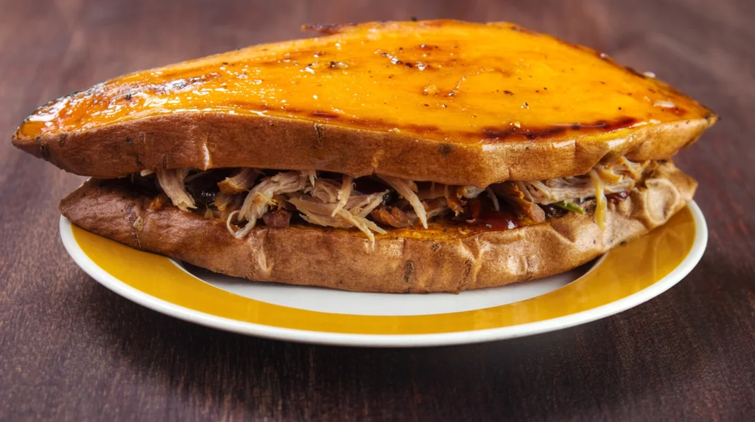 Δοκίμασε το πιο υγιεινό burger που αντί για ψωμί έχει γλυκοπατάτα!