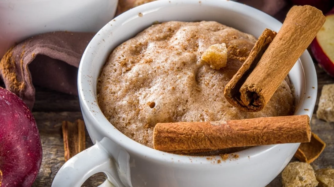 Η πιο εύκολη μηλόπιτα μέσα σε κούπα, έτοιμη σε μόλις 5 λεπτά