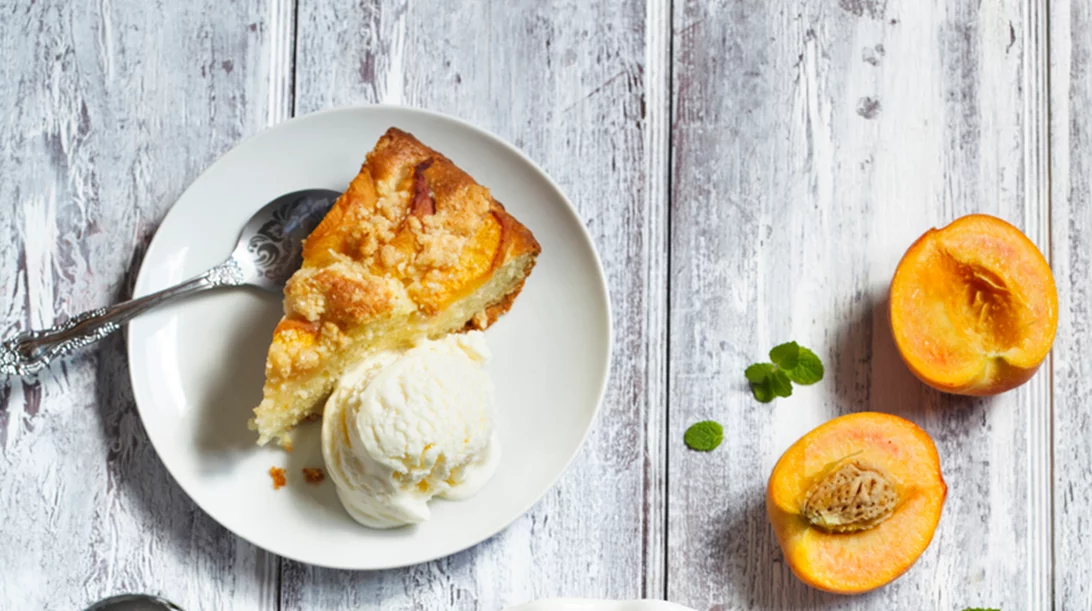 Φθινοπωρινό κέικ με ροδάκινα, σταφίδες και ανανά