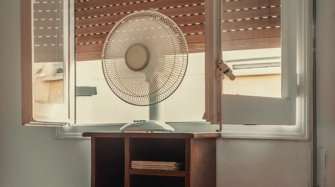 Είσαι άνω των 50; Δες πότε ο ανεμιστήρας σε δροσίζει και πότε σε κάνει να ιδρώνεις περισσότερο