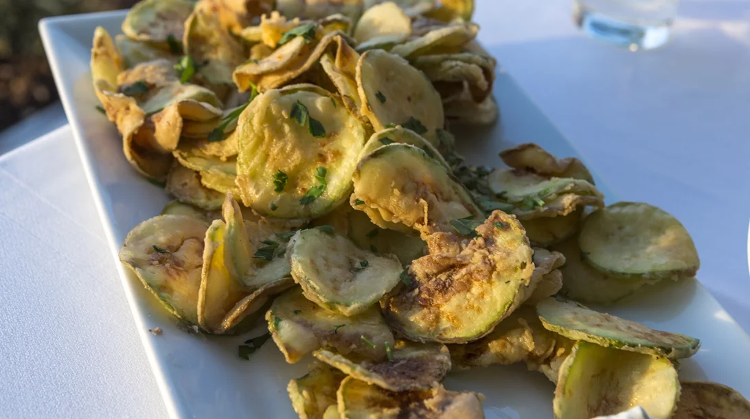 Σαν τηγανητά: Συνταγή για τα πιο τραγανά κολοκυθάκια στον φούρνο