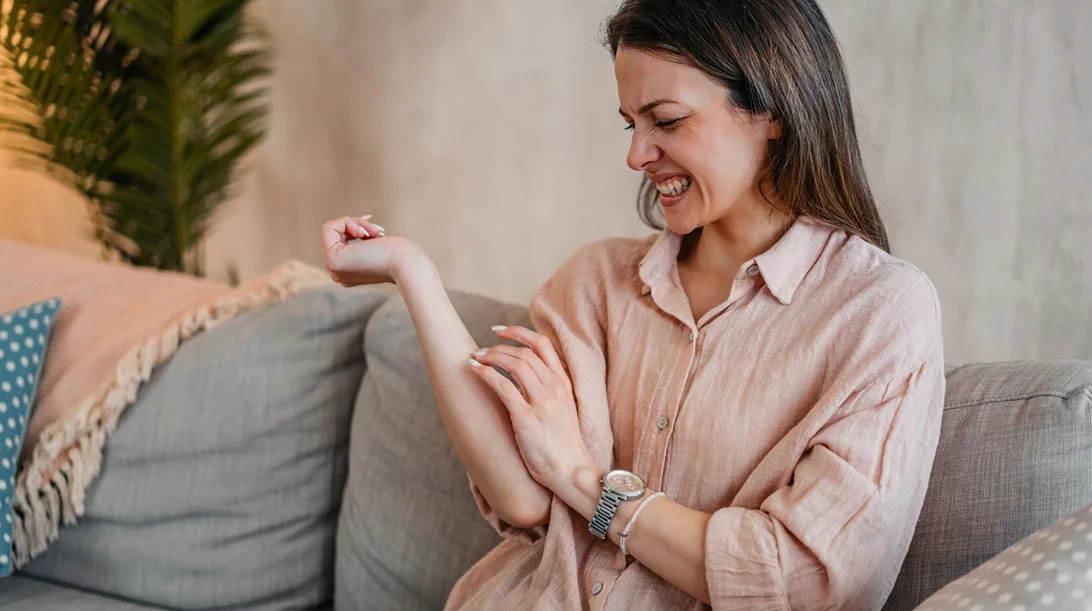 Φαγούρα χωρίς λόγο: Πώς το άγχος επηρεάζει το δέρμα σου - plus τι πρέπει να κάνεις