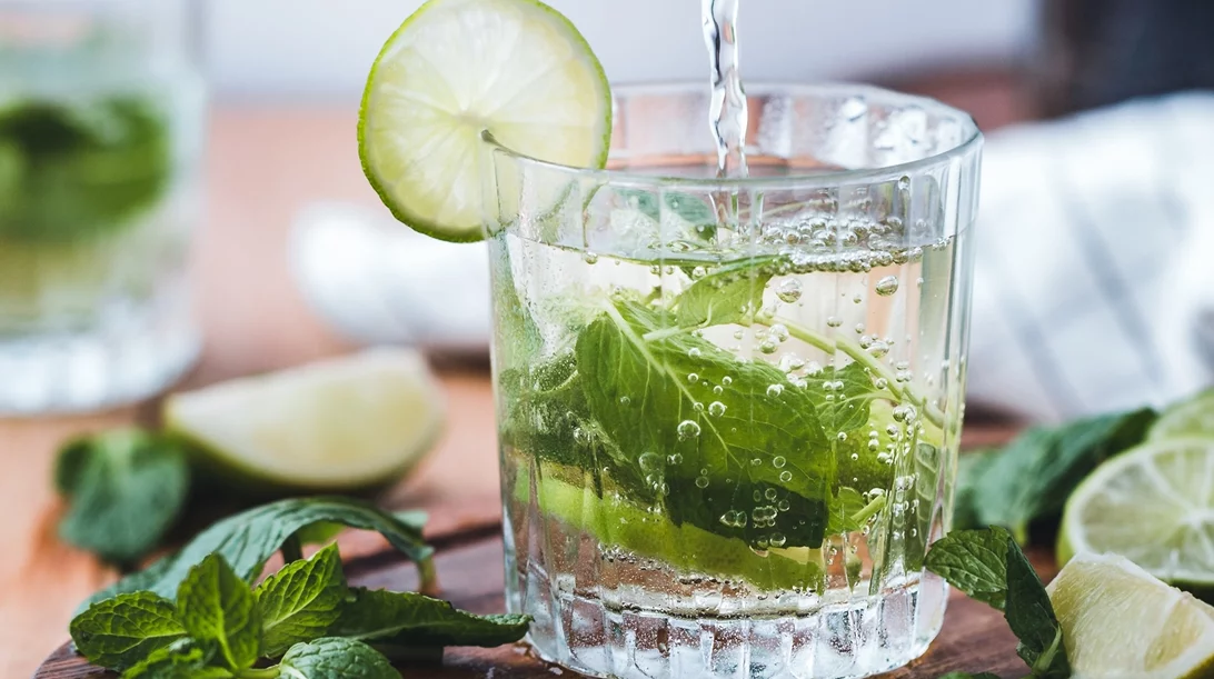 Οι δροσιστικές ιδιότητες των βοτάνων: Ποια να προτιμήσεις τις ζεστές μέρες;