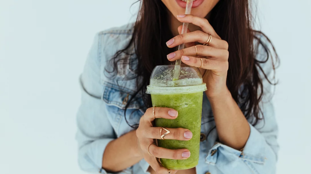 Aυτός ο χυμός αδυνατίσματος υπόσχεται να μας απαλλάξει από το λίπος μετά τις διακοπές