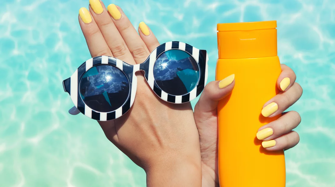 Αυτές οι αποχρώσεις μανικιούρ θα αναδείξουν τη μαυρισμένη επιδερμίδα σου