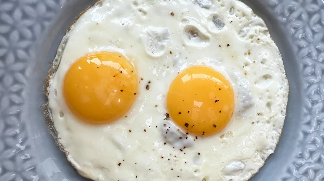 Ανατροπή στα δεδομένα: 2 αυγά την ημέρα ΔΕΝ αυξάνουν την κακή χοληστερόλη τελικά, λέει νέα μελέτη