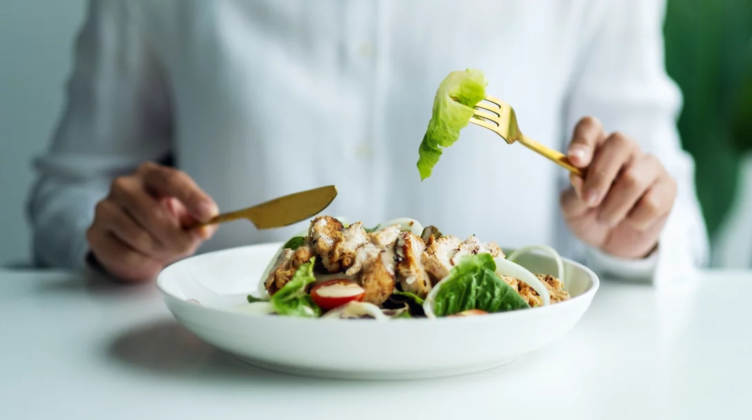 3 αλλαγές που πρέπει να κάνει στη διατροφή της κάθε γυναίκα μετά τα 50