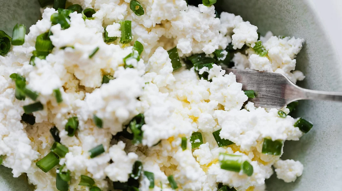 Cottage cheese: Πότε το δημοφιλές τυρί μπορεί να γίνει "παγίδα" για την υγεία σου