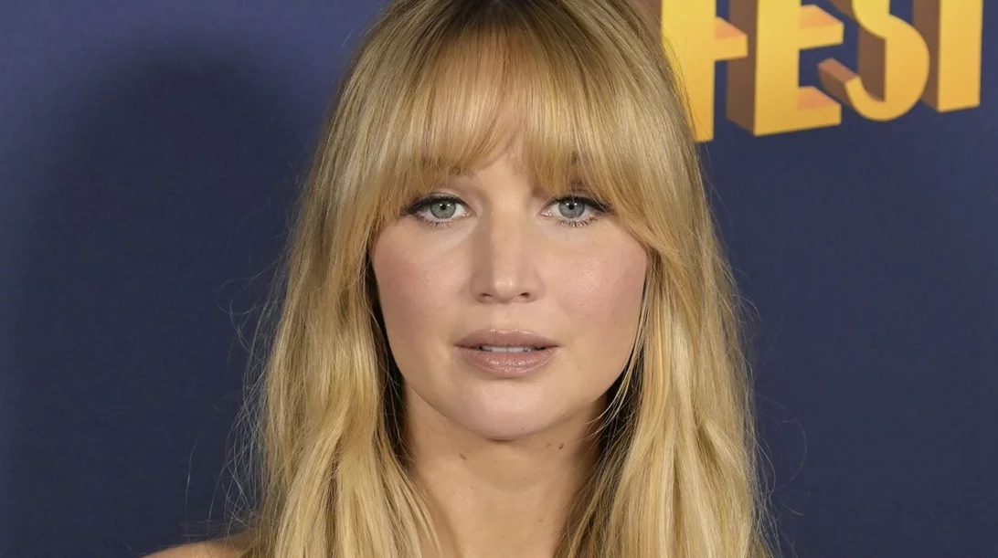 Jennifer Lawrence: Τo αγαπημένo της, πολυτελές foundation έχει μορφή stick - και χαρίζει υπέροχη, λεία όψη στην επιδερμίδα